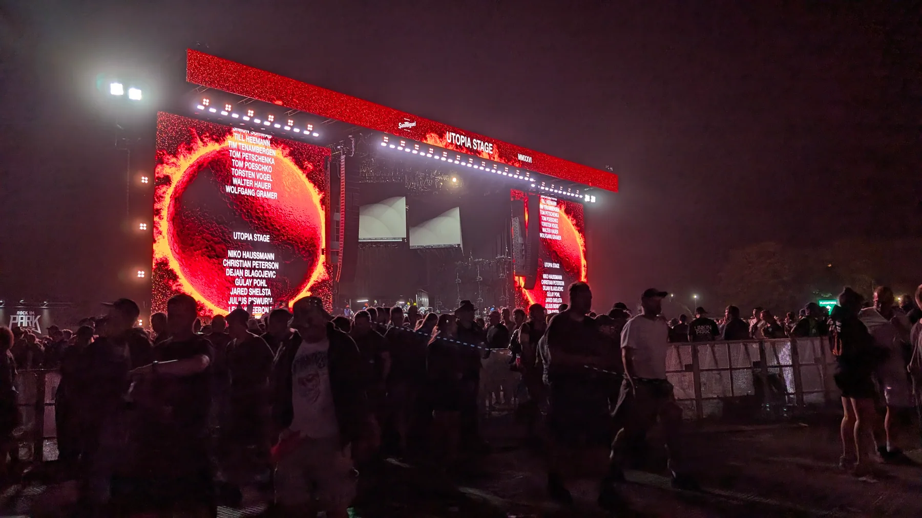 Nächtliche Utopia-Stage von Rock im Park 2026 mit Film-Abspann auf den Videowänden, der alle Beteiligten auflistet, davor das Publikum