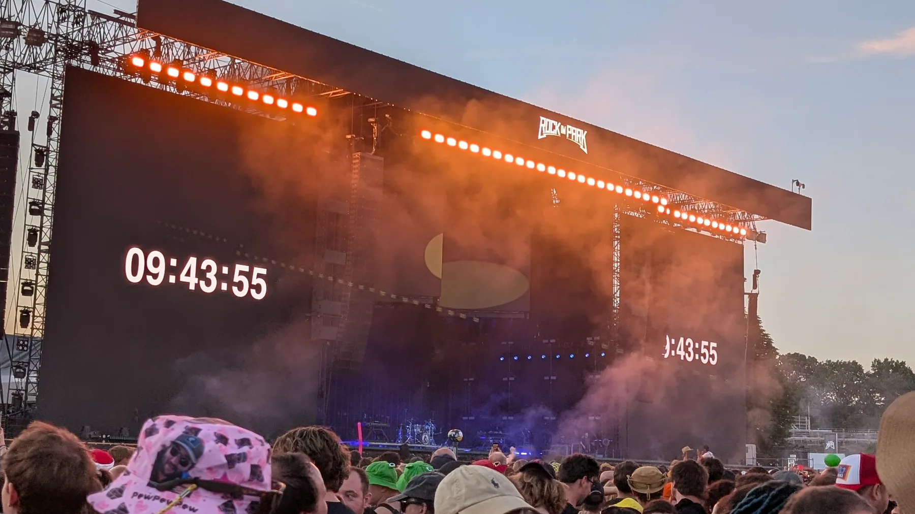 Hauptbühne von Rock im Park 2026 mit Countdown auf den Videowänden und Nebel, davor das Publikum, kurz vor Linkin Park